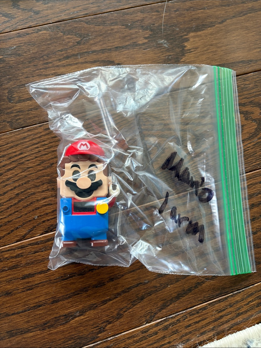 Lego Mario - missing arm